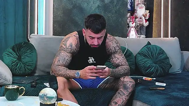 Snapshot of masterkingofmusclee chatting on 12.05.24 masterkingofmusclee online show from 12.05.24