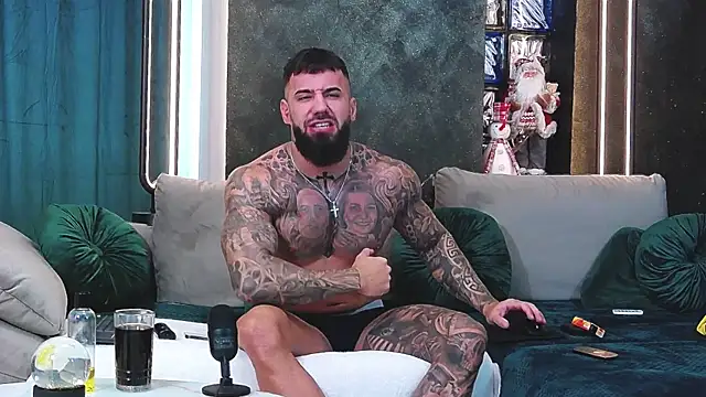 Snapshot of masterkingofmusclee chatting on 12.17.24 masterkingofmusclee online show from 12.17.24