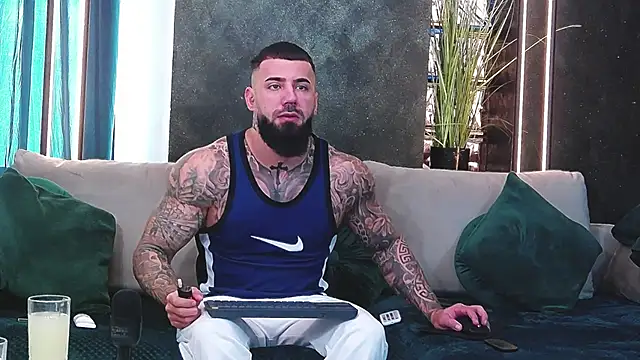 Snapshot of masterkingofmusclee chatting on 01.06.25 masterkingofmusclee online show from 01.06.25