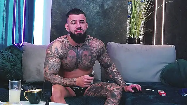 Snapshot of masterkingofmusclee chatting on 01.07.25 masterkingofmusclee online show from 01.07.25