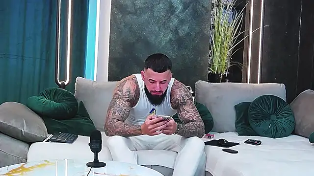 Snapshot of masterkingofmusclee chatting on 01.20.25 masterkingofmusclee online show from 01.20.25