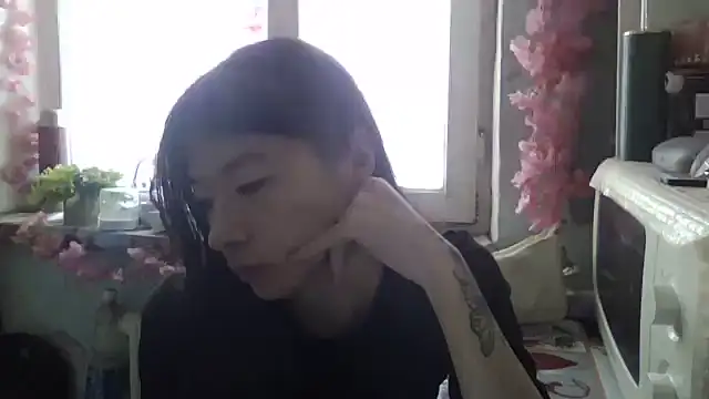 CarlyJoy online show from 12.04.25