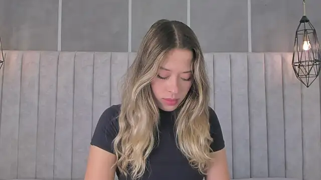 Snapshot of chloe_d chatting on 12.21.24 chloe d online show from 12.21.24