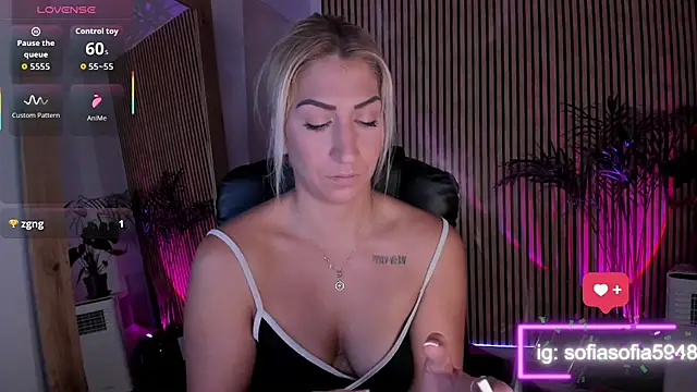 Snapshot of sofiah_ chatting on 10.17.25 sofiah  online show from 10.17.25