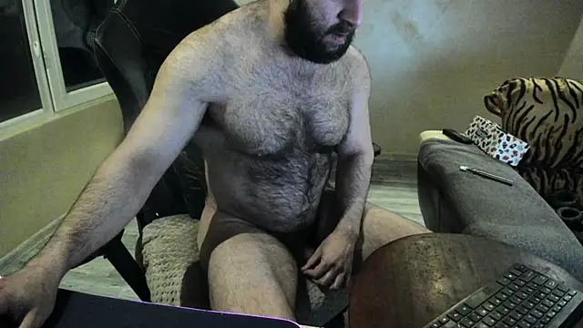 Snapshot of Hugealphabeast chatting on 03.09.25 Hugealphabeast online show from 03.09.25