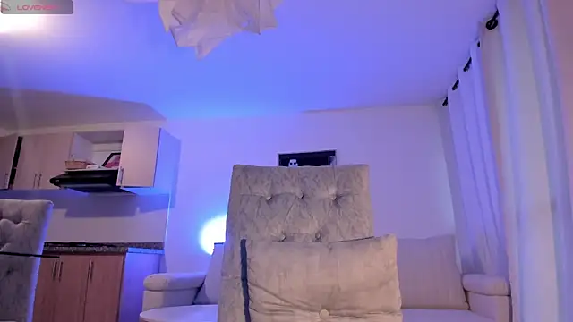 HannahDavis  online show from 02.21.25