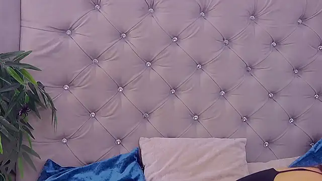 MeIisaLove online show from 10.04.25