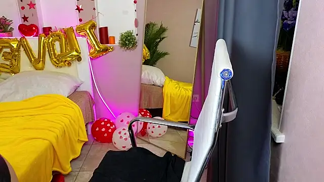 Snapshot of AerysMitch chatting on 02.15.25 AerysMitch online show from 02.15.25