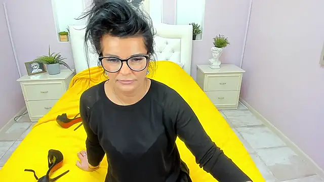 Snapshot of AerysMitch chatting on 02.21.25 AerysMitch online show from 02.21.25