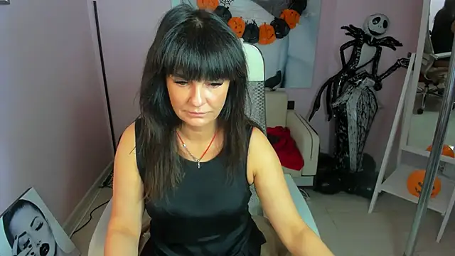 Snapshot of AerysMitch chatting on 10.29.25 AerysMitch online show from 10.29.25