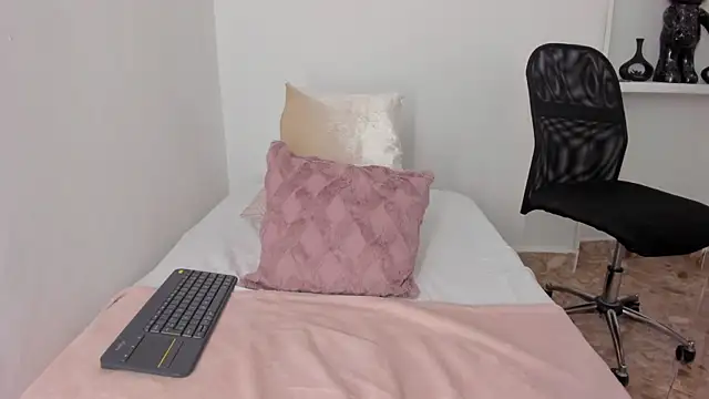 Snapshot of valerycolins chatting on 09.18.25 valerycolins online show from 09.18.25