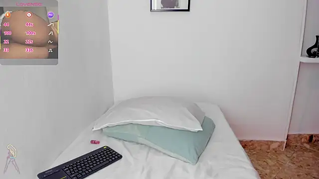 Snapshot of valerycolins chatting on 09.24.25 valerycolins online show from 09.24.25