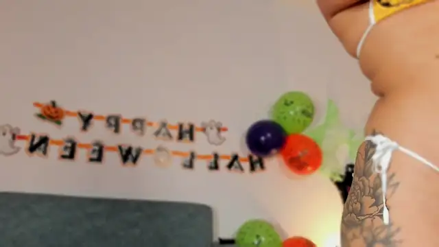 Snapshot of valerycolins chatting on 10.22.25 valerycolins online show from 10.22.25