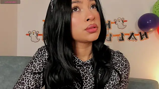 Snapshot of valerycolins chatting on 10.27.25 valerycolins online show from 10.27.25