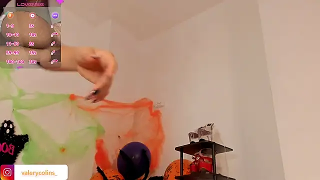 Snapshot of valerycolins chatting on 10.28.25 valerycolins online show from 10.28.25