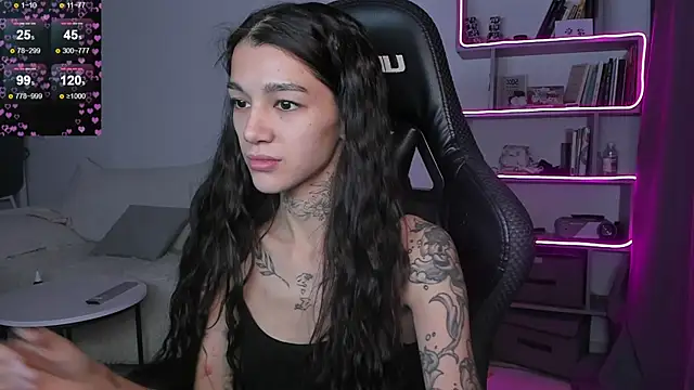 Snapshot of vinkitinkii chatting on 12.18.24 vinkitinkii online show from 12.18.24