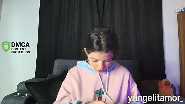 yungelitamor  online show from 09.29.25