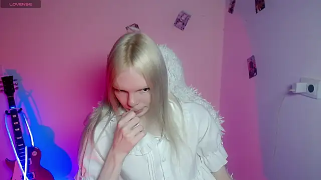Emily Nyaffee online show from 04.04.26