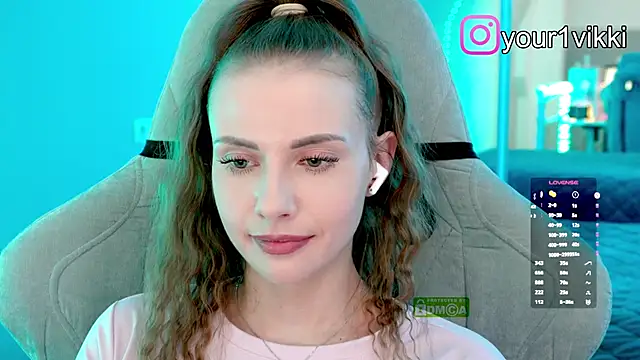 Snapshot of Vikki_Cheese chatting on 11.12.25 Vikki Cheese online show from 11.12.25