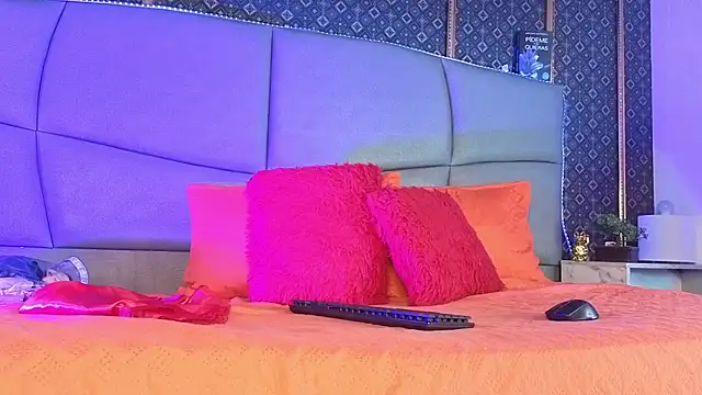 Snapshot of CandyQueenGold chatting on 10.06.25 CandyQueenGold online show from 10.06.25