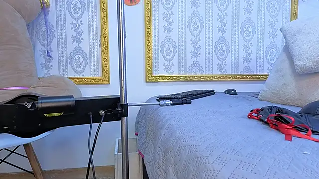 Snapshot of CandyQueenGold chatting on 10.28.25 CandyQueenGold online show from 10.28.25