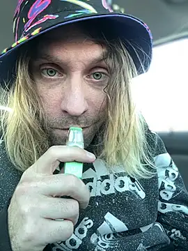 4kUsh2Fashion0 online show from 01.16.25