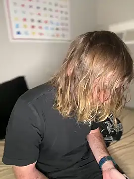 4kUsh2Fashion0 online show from 01.21.25