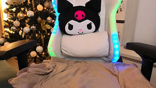 Snapshot of EveEvian chatting on 12.23.24 EveEvian online show from 12.23.24