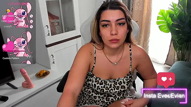 Snapshot of EveEvian chatting on 03.12.25 EveEvian online show from 03.12.25
