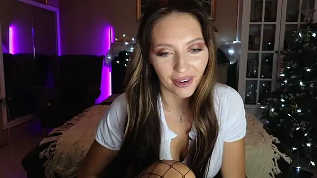 Snapshot of JoanneGG chatting on 12.13.24 JoanneGG online show from 12.13.24