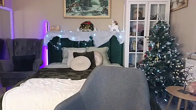 Snapshot of JoanneGG chatting on 12.18.24 JoanneGG online show from 12.18.24