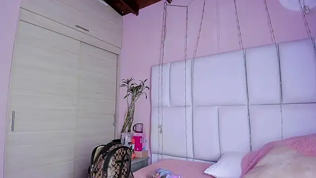 kiana cream online show from 09.26.25