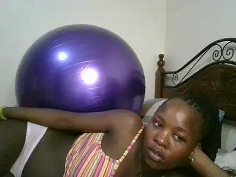 Snapshot of Sonnia_ chatting on 02.13.25 Sonnia online show from 02.13.25