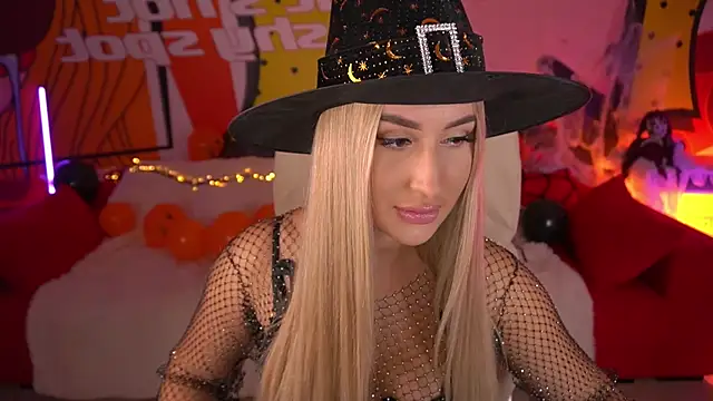 Snapshot of LiaBrazzerr chatting on 10.31.25 LiaBrazzerr online show from 10.31.25