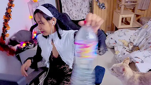 Kana G online show from 10.31.25