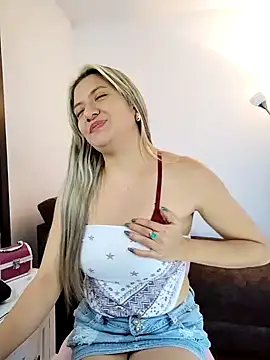 Snapshot of valeriahunter1 chatting on 12.17.24 valeriahunter1 online show from 12.17.24