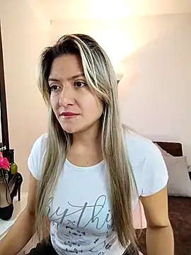 Snapshot of valeriahunter1 chatting on 03.18.25 valeriahunter1 online show from 03.18.25