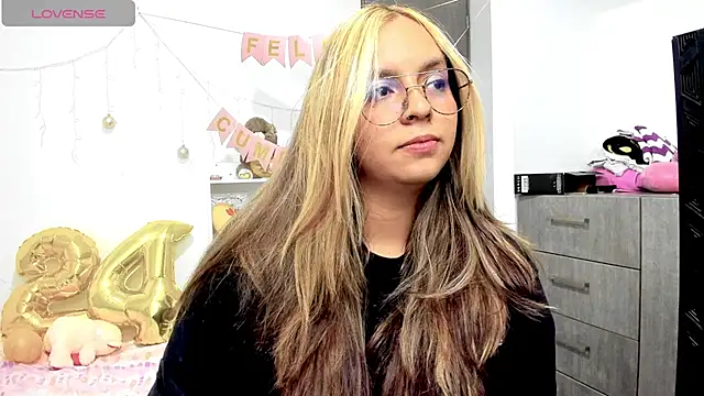 Snapshot of Valery7rose_ chatting on 02.23.25 Valery7rose online show from 02.23.25
