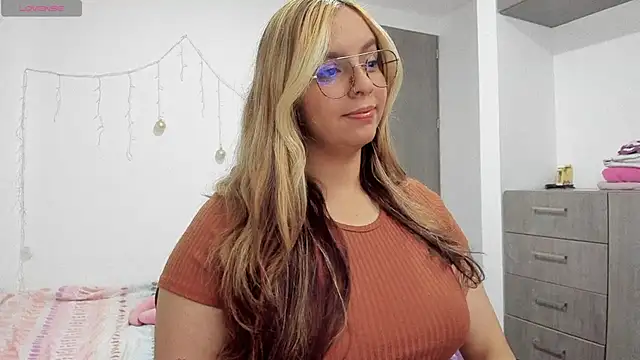 Snapshot of Valery7rose_ chatting on 03.18.25 Valery7rose online show from 03.18.25