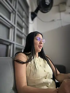 MarianaBenz online show from 01.10.25