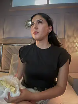 MarianaBenz online show from 01.15.25