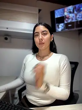 Snapshot of MarianaBenz chatting on 05.17.26 MarianaBenz online show from 05.17.26