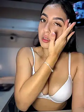 Snapshot of MarianaBenz chatting on 06.24.26 MarianaBenz online show from 06.24.26