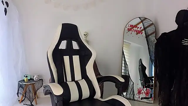 Snapshot of KristennBlue chatting on 10.23.25 KristennBlue online show from 10.23.25