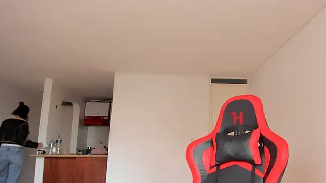 zoe jeane beker online show from 02.14.25