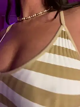 Snapshot of karrola chatting on 01.20.25 karrola online show from 01.20.25