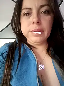 Snapshot of seherlatin chatting on 02.21.25 seherlatin online show from 02.21.25
