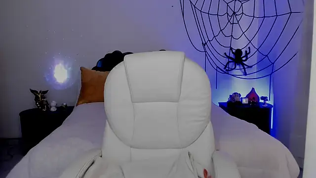 Snapshot of emilydolshe2 chatting on 10.30.25 emilydolshe2 online show from 10.30.25