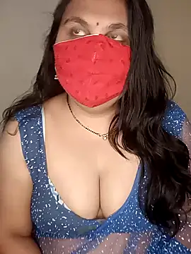 Snapshot of Love-priya chatting on 12.30.24 Love-priya online show from 12.30.24
