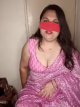 Snapshot of Love-priya chatting on 01.11.25 Love-priya online show from 01.11.25